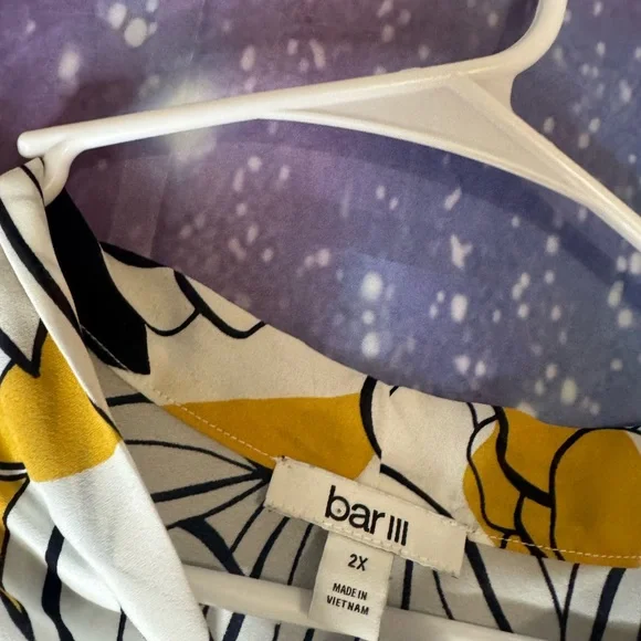 Bar 3 floral blouse 🛍 - Picture 2 of 3